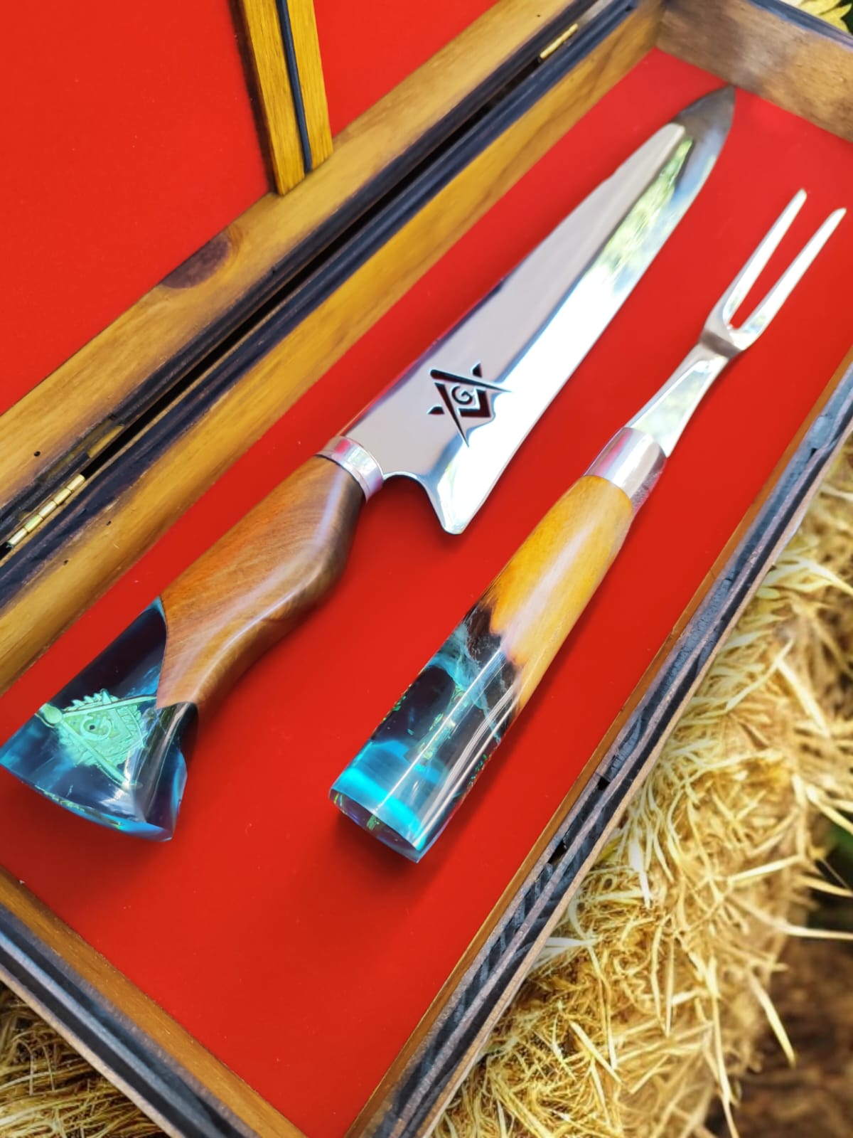 Kit de Churrasco Lâmina Maçom com Cabo Maçom + Garfo com Cabo Maçom +caixa em madeira